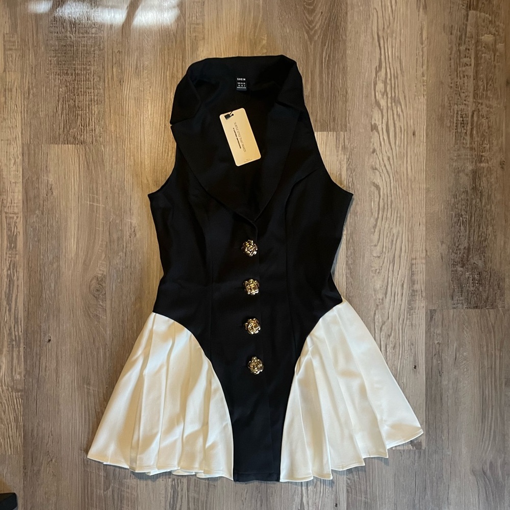 NWT Old Money Prep Black & White Dress with Gold Buttons & Pleated Skirt